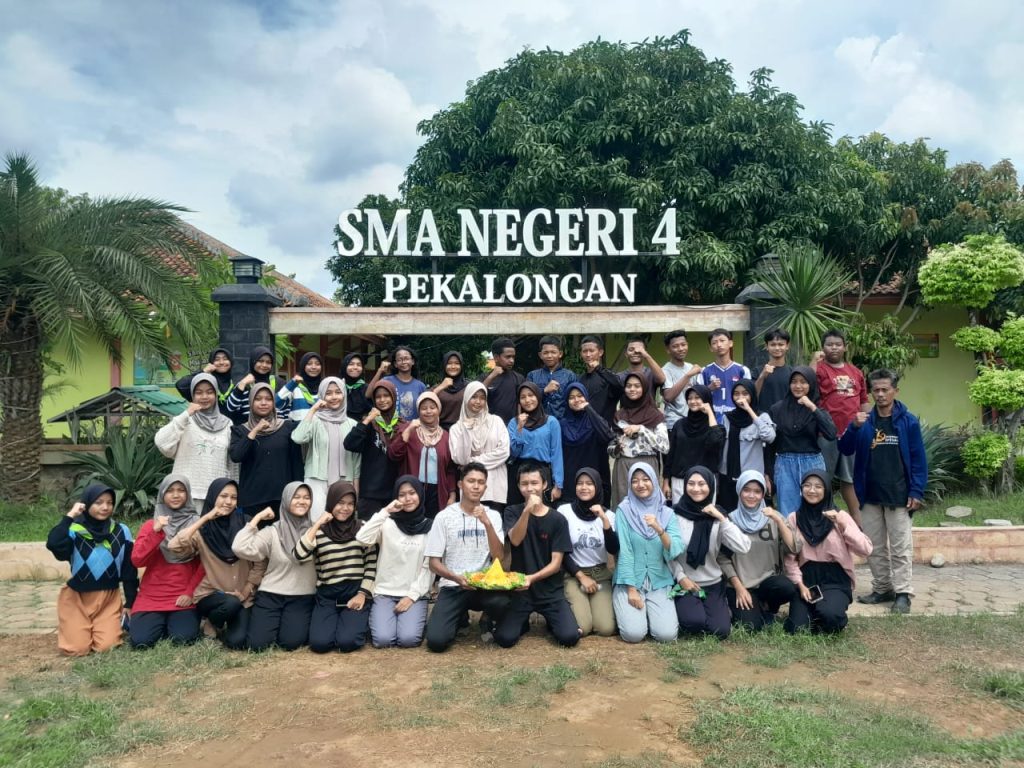 Foto kenangan keluarga besar Pegiat SISPALA Punakawan SMA Negeri 4 Pekaalongan